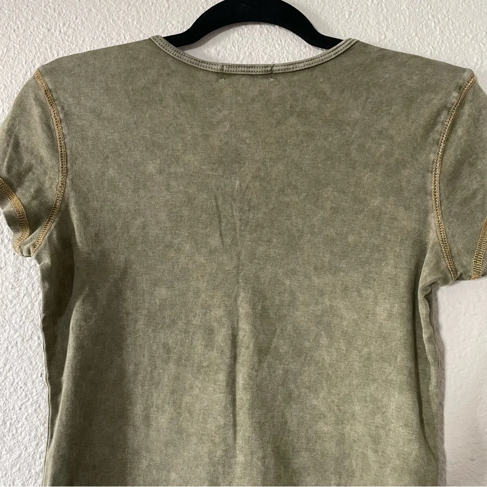 One World Graphic Fitted Shirt Women’s L Green Faded Retro Y2K Grunge 2000s - Picture 9 of 13